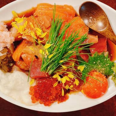 〈名物料理〉海鮮ユッケ皿