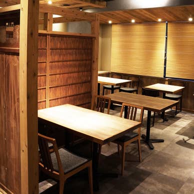 落ち着いた店内でゆっくりと食べて飲んで・・・