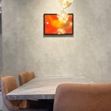 北欧ヴィンテージ×琥珀石調の店内