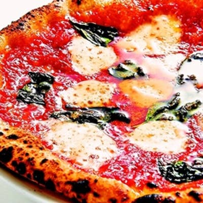【石窯ピザと自然派ワイン】Piz-Naz　　　キーボード、マウスなし まるで石窯のようなピザが焼ける専用オーブン。ピザを取り出す