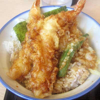 天ぷら丼 自慢の天ぷらをたっぷりご飯に乗せた、味奈登庵自慢のメニューの