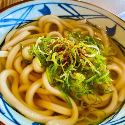 うどん丸 うま辛まぜ釜玉うどん・大盛り（880円）」 2023年10月17日発売