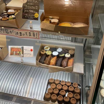 スイーツです。 🧀🎁オリジナルの青い箱入り！思わず何個も食べたくなる絶品