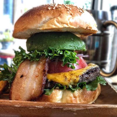 ハンバーガーショップ アメリカ本土にもオープン！オアフ島で急成長中のハンバーガー屋