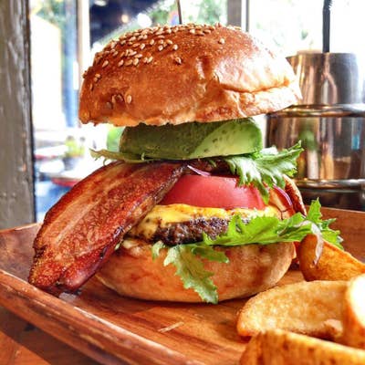 ハンバーガーショップ アメリカ本土にもオープン！オアフ島で急成長中のハンバーガー屋