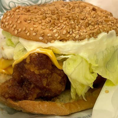 バッジ　ラッキーピエロ　ハンバーガー　黄色 バッジラッキーピエロハンバーガー黄色