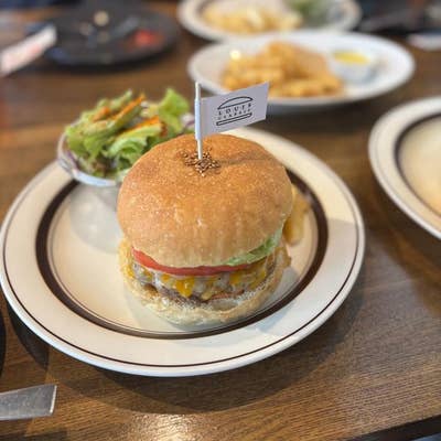 ハンバーガー LOUIS CLASSIC [千葉・小倉台] のルイスバーガー: ハンバーガー