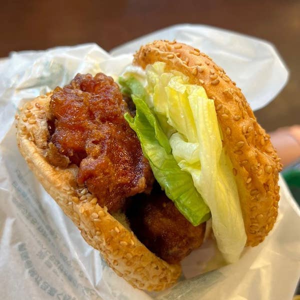 バッジ　ラッキーピエロ　ハンバーガー　黄色 バッジ ラッキーピエロ ハンバーガー 黄色 ラッキーピエロ 十字