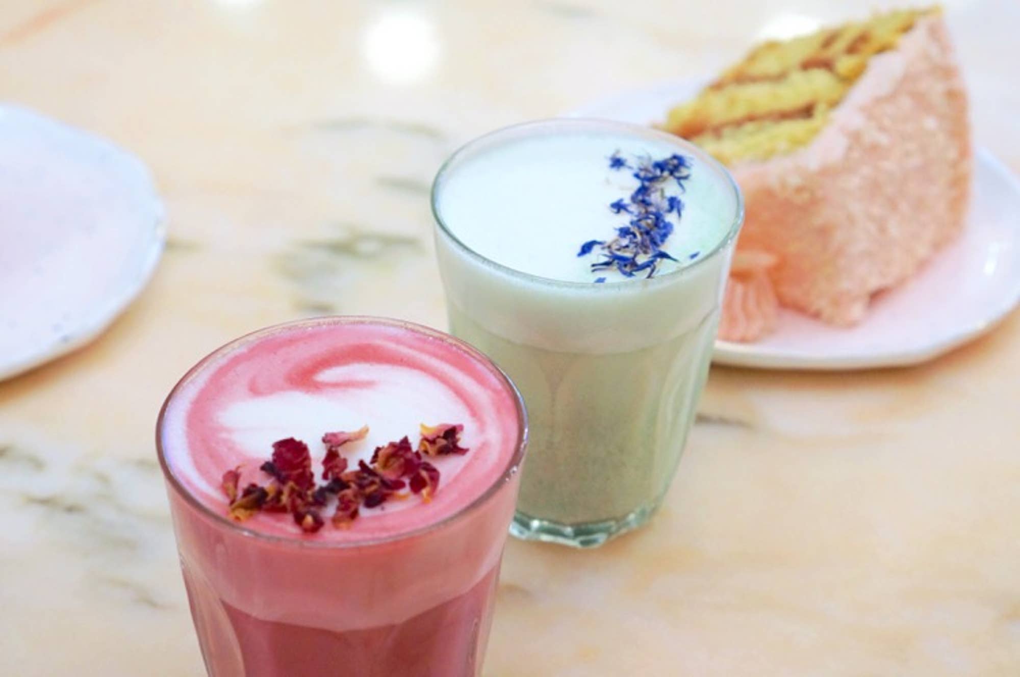 インスタが生んだ「ラテ」の進化に驚愕！ヨーロッパで流行中の”カラーラテ”を10杯飲んできた結果… Rettyグルメニュース