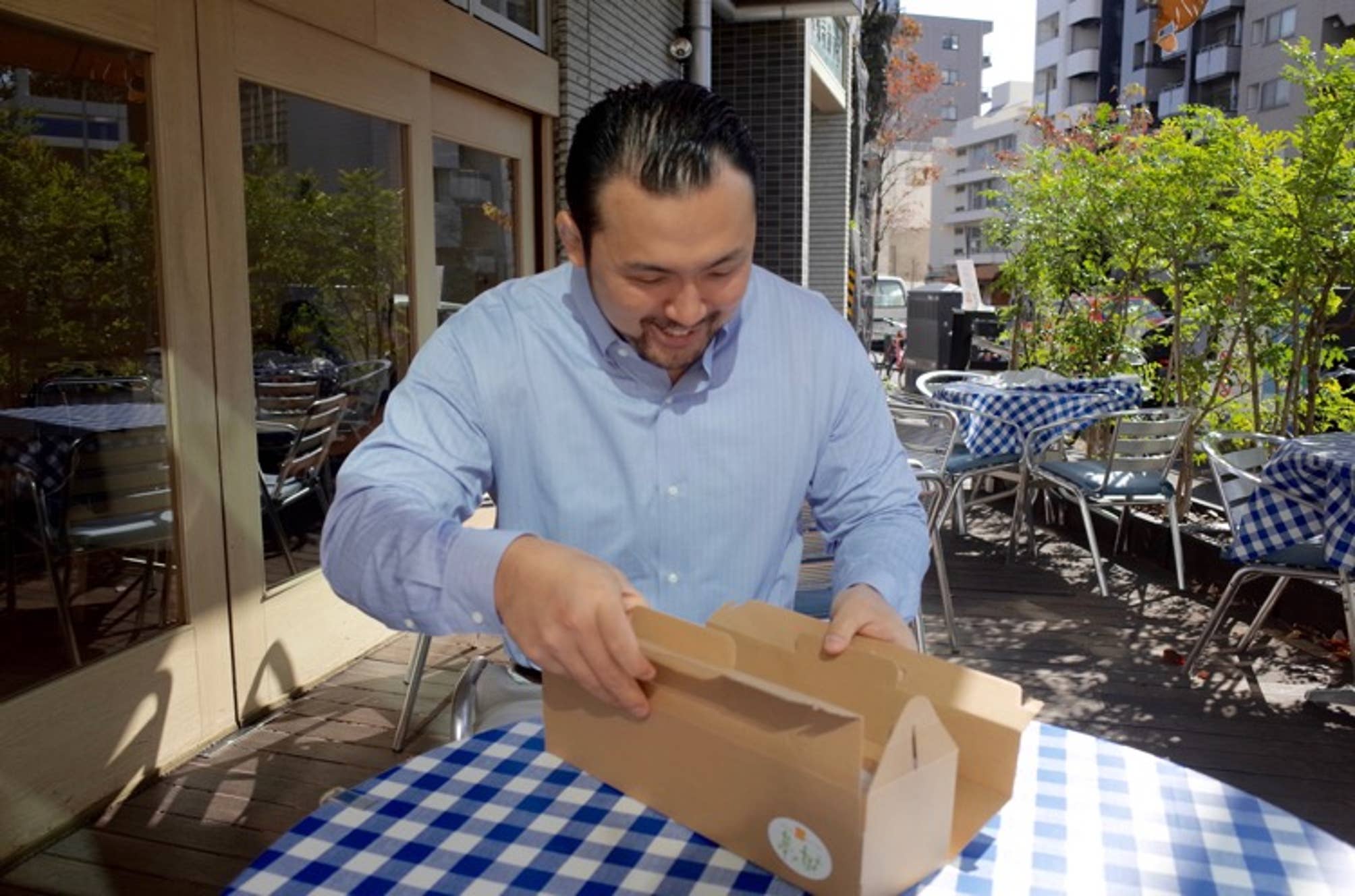 全長30センチの長すぎるエクレア!プロレスラー鈴木秀樹の「僕の体はエクレアでできてます」 Rettyグルメニュース