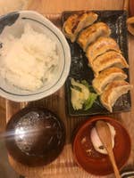 肉汁餃子のダンダダン 青山一丁目店 青山一丁目のなかで 突然どこかの高架下のようなちょ 青山 肉汁餃子のダンダダン 青山一丁目店 青山一丁目のなかで 突然どこかの高架下のようなちょ 青山