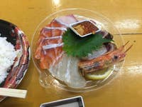 黒門魚問屋 深廣商店 黒門市場にて朝ご飯 魚屋さんの中に簡易テーブルがあ なんば