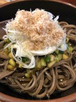 ふくや 六地蔵店 Hostel Yuigahama 山形のだしそば 900円冷たいかつおだしの田舎そ 鎌倉 ふくや 六地蔵店 Hostel Yuigahama 山形のだしそば 900円冷たいかつおだしの田舎そ 鎌倉