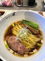 麺屋 しん道 醤油ラーメンと肉トッピングと餃子 カウンター8席く 甲斐 麺屋 しん道 醤油ラーメンと肉トッピングと餃子 カウンター8席く 甲斐