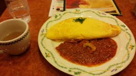 卵と私 栄店 とろけるチーズのミートソース980円 味は悪くないが ご飯のこげとカップ半分以 栄