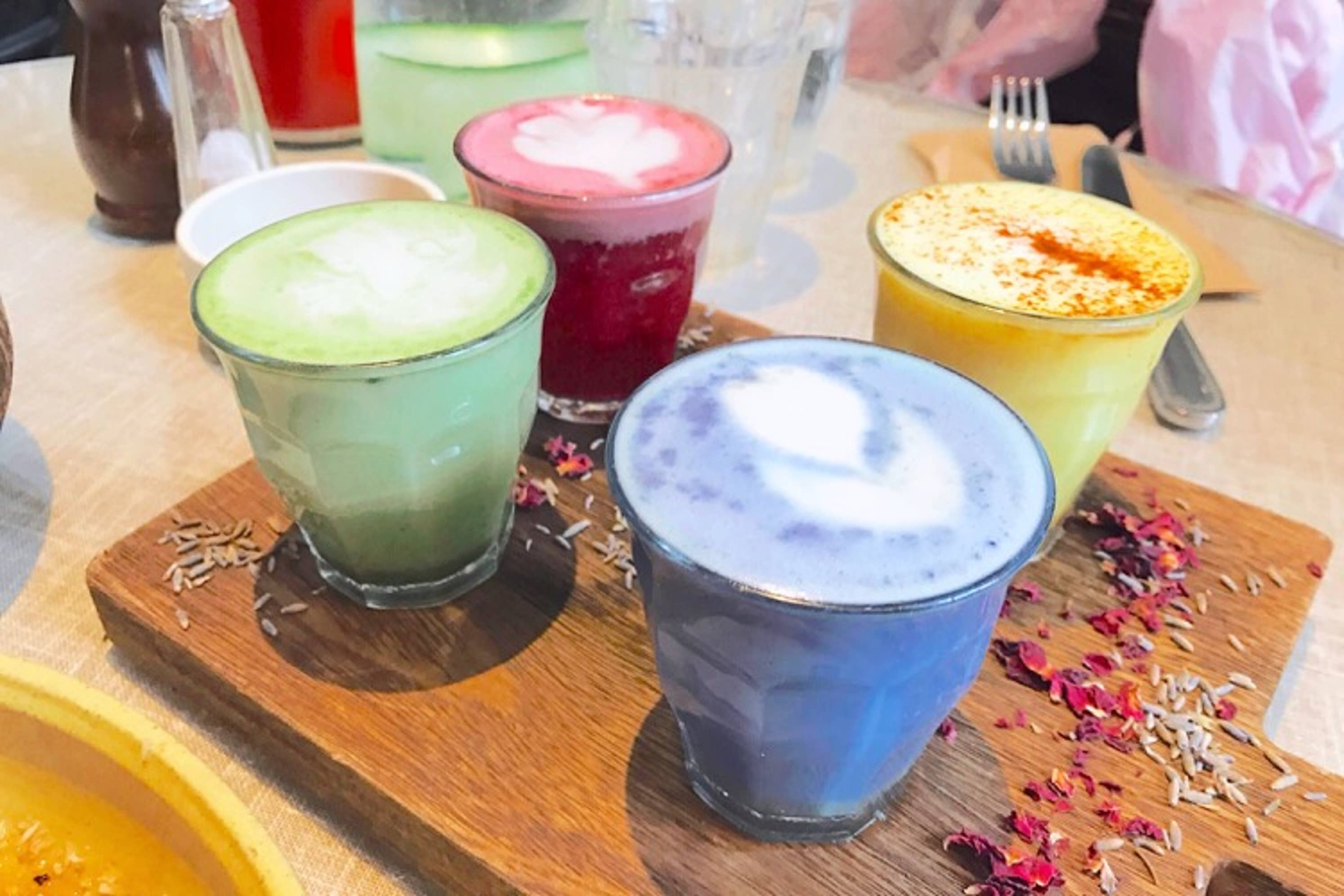 インスタが生んだ「ラテ」の進化に驚愕！ヨーロッパで流行中の”カラーラテ”を10杯飲んできた結果… Rettyグルメニュース