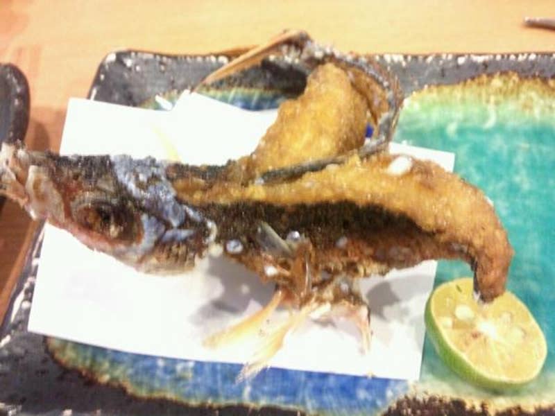 ちゅらさん亭 グルクンの唐揚げは頭からしっぽまで食べれて味も絶品 来店した人全員 松山 若狭 波の上
