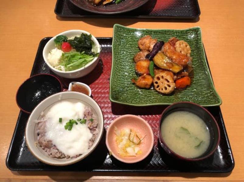大戸屋 目黒権之助坂店 権之助坂を少し下った 中腹辺りにある店舗です 店舗 目黒