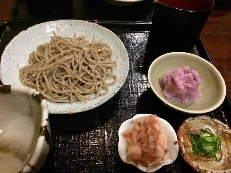 玉笑 蕎麦屋 日曜の13 45から降りしきる雨の中 待つこと2 表参道 玉笑 蕎麦屋 日曜の13 45から降りしきる雨の中 待つこと2 表参道