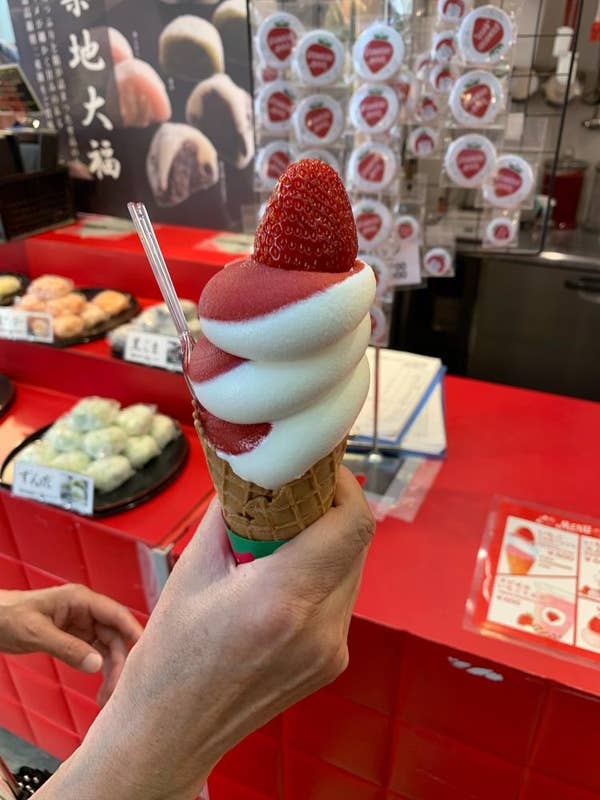 いちごクリームさま 大阪のいちごソフトクリーム🍓⛩、甘い癒しで心満たされる一日