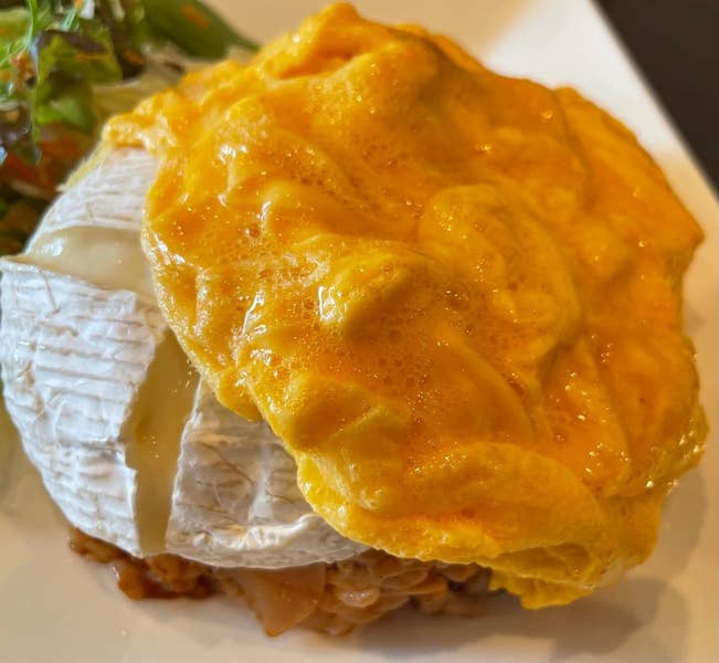 オムライス ずっと見てられる鉄板オムライス ◎ ハンバーグオムライス¥1,600