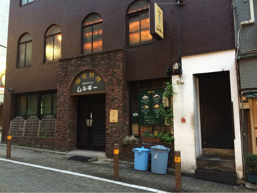 右側の白い部分が、こちらの居酒屋への入り口です。/Yuichi Satoさんの投稿より