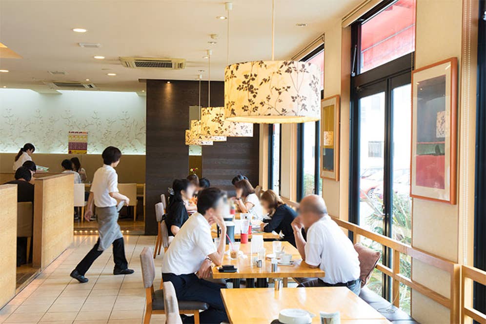 サラリーマン、ファミリー層など幅広い世代のお客さんで賑わいます。