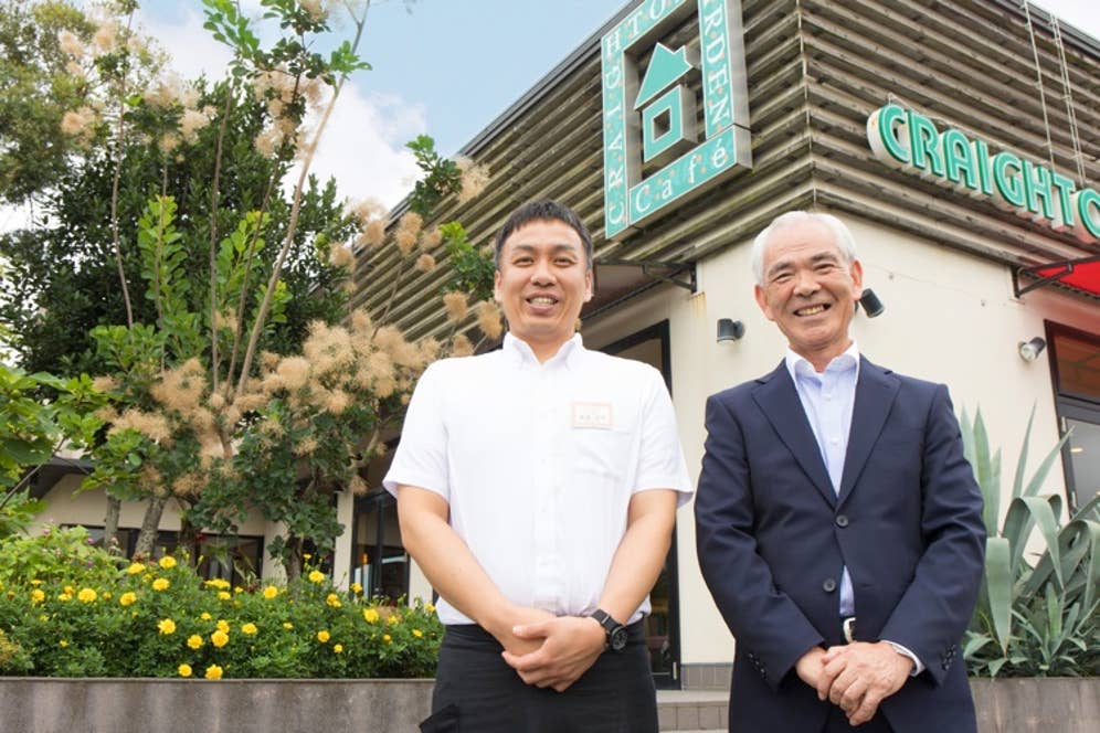 大塚店の店長・溝邊洋平さん(写真左)、クレイトンハウス社長の佐藤政志さん(写真右)