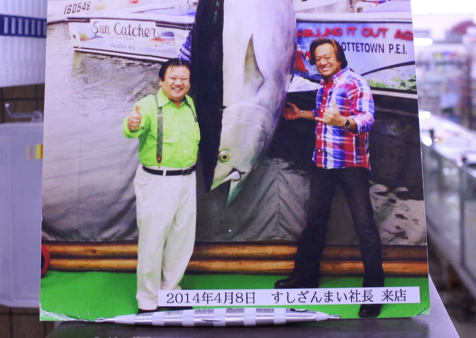 店内の写真。すしざんまいの社長じゃないほうが、村田基さん